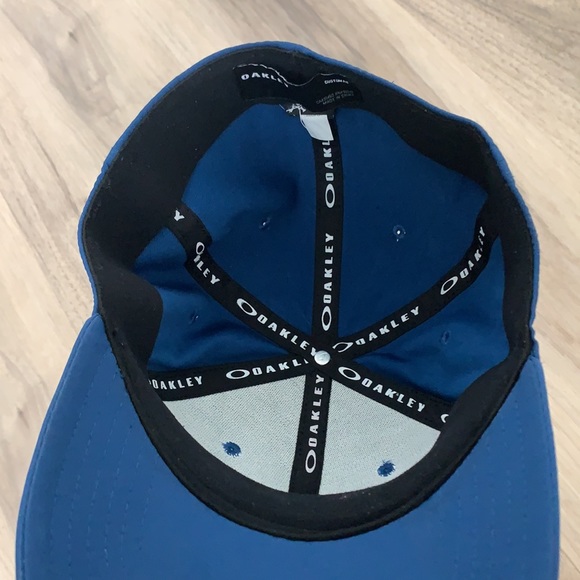 Oakley Golf Hat - Picture 2 of 4